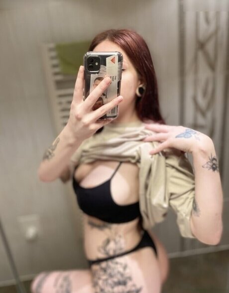 Kira Julie ヌードモデル 写真