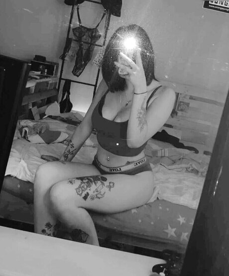 Kira Julie エロティックなスター アーカイブ