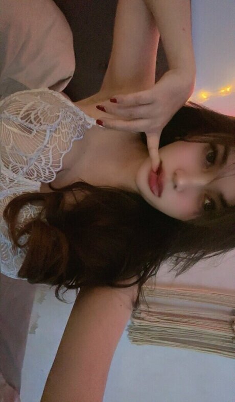 Olivea Hadid 高品質モデル 写真