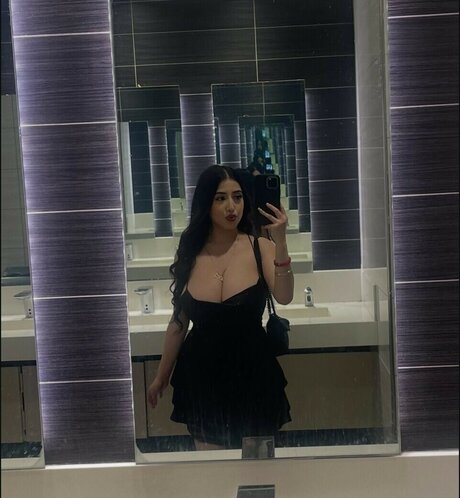 曲線美のランジェリーオンリーファンズ 可愛い 画像