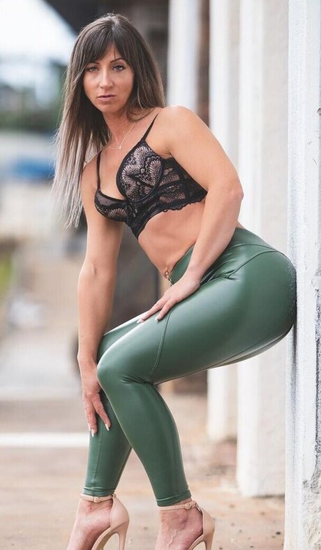 筋肉トランスオンリーファンズ ホットセックス 画像