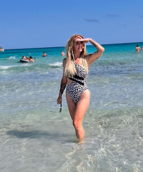 角質の女の子オンリーファンズ ホットヌード 写真