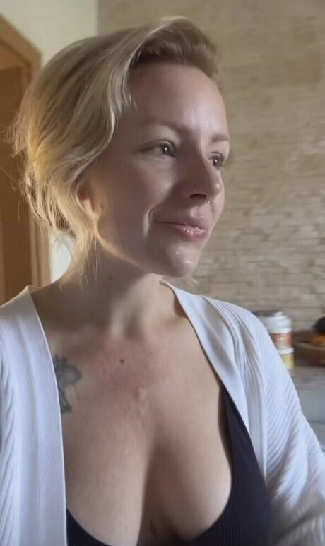 Denise Schwitalle ポルノスター ヌード 写真