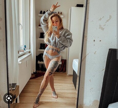 小さいチンポのシーメールオンリーファンズ 無料 画像