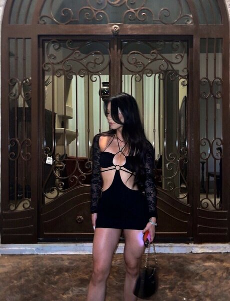 黒髪の熟女オンリーファンズ 無料 画像