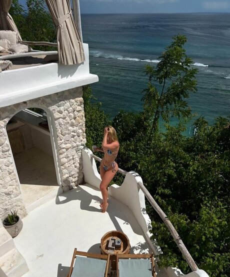 オイルを塗った巨乳オンリーファンズ ポルノ 画像