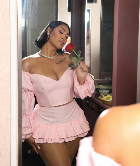 黒檀の熟女オンリーファンズ 無料セクシー 画像