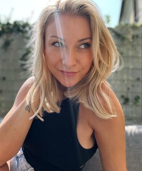 尖ったおっぱいオンリーファンズ ヌード 写真