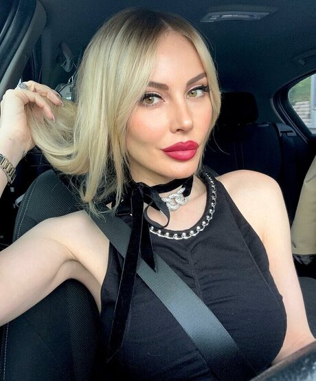 Hande Sar o lu ヌードモデル 画像