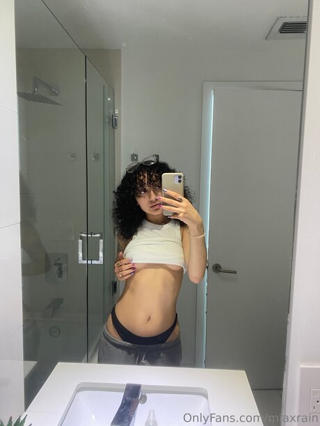 曲線美のブロンドオンリーファンズ セクシーヌード アーカイブ