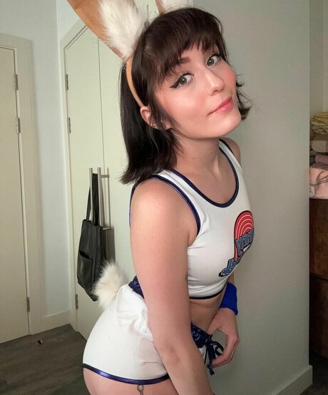 曲線美のランジェリーオンリーファンズ セクシー 画像