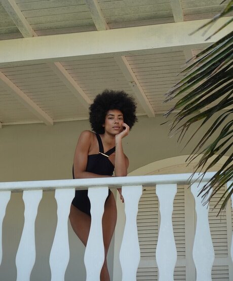 足 熟女 オンリーファンズ ホットセクシー 画像