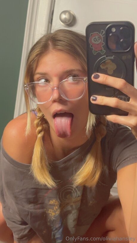 Oliviahansley 裸の女優 写真