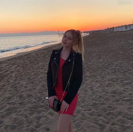 かわいいブロンドのオンリーファンズ アダルト無料 写真