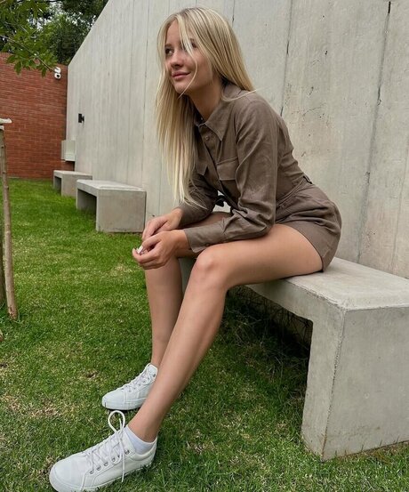 Juliet Small 裸モデル 写真