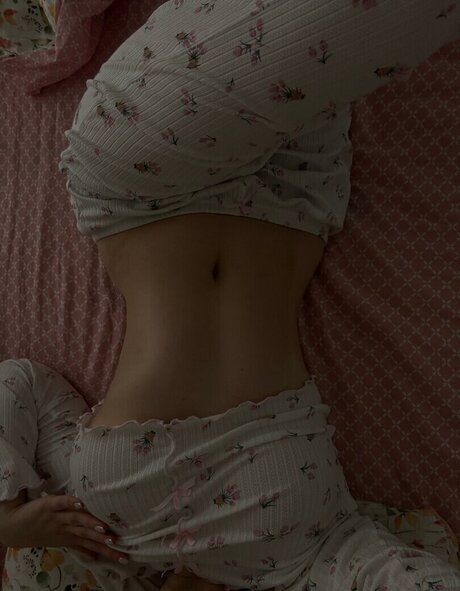 指マン 潮吹き オンリーファンズ 美しいヌード 画像