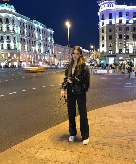 かわいいブロンドのオンリーファンズ ポルノ 画像