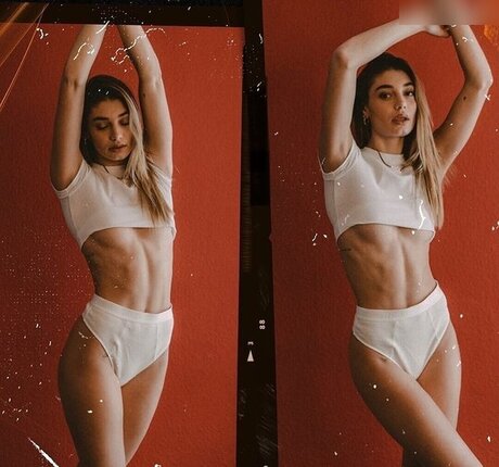 曲線美の女の子オンリーファンズ エロチック 写真