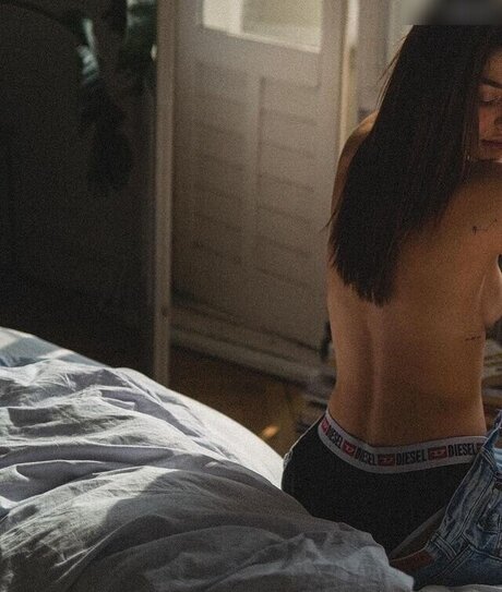 小さなおっぱいオンリーファンズ 無料ポルノ 写真