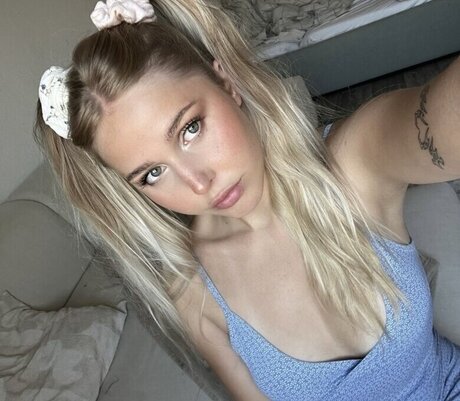 巨乳カップルオンリーファンズ セクシー 画像