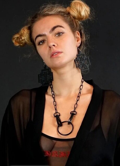 Nadine Bergmann ヌードのポルノスター ギャラリー