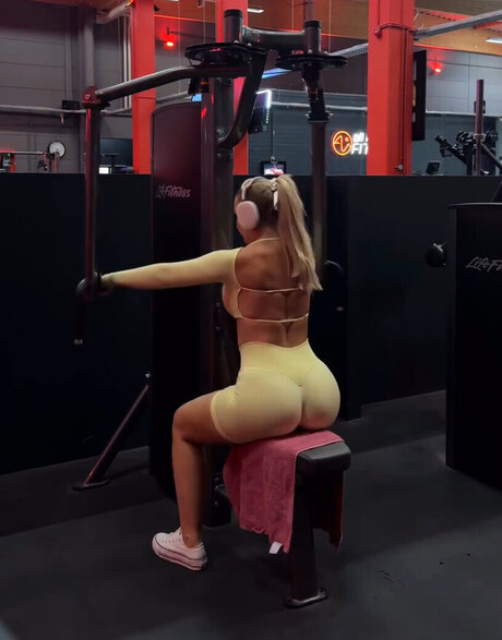 乳首 オンリーファンズ セクシーヌード 画像