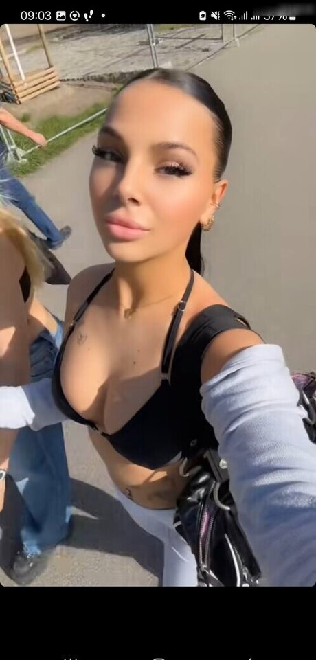 ティーンランジェリーオンリーファンズ ホット 画像