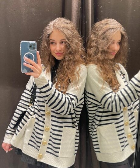 かわいいブロンドのオンリーファンズ ポルノ 画像