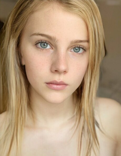 ぽっちゃり赤毛オンリーファンズ アートヌード 写真