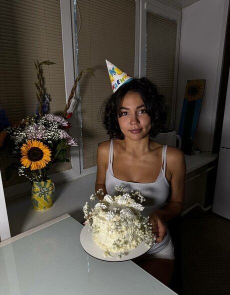 Yashankulova ポルノモデル 写真