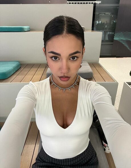 Yashankulova 可愛いモデル ギャラリー