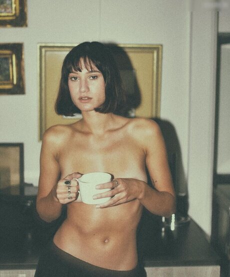 曲線美のランジェリーオンリーファンズ アート裸 写真