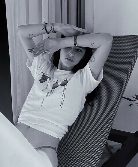 ティックトックスター オンリーファンズ セクシーヌード 写真