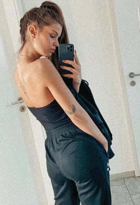 足 熟女 オンリーファンズ 美しいヌード 画像