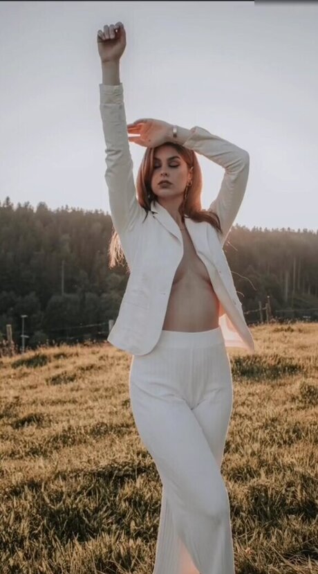 巨乳タトゥーオンリーファンズ セクシーヌード 写真