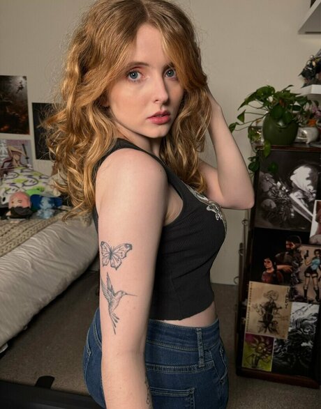 Krysttl 無料女優 写真