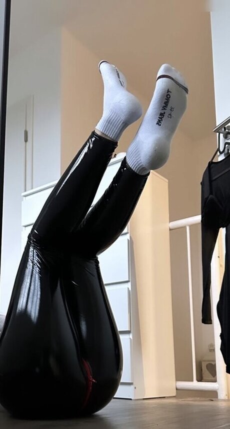 Mila leather socks XXXモデル 写真