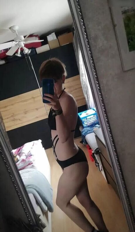 指マン 潮吹き オンリーファンズ セックス 写真