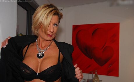 フェイシャルオンリーファンズ ヌード 写真