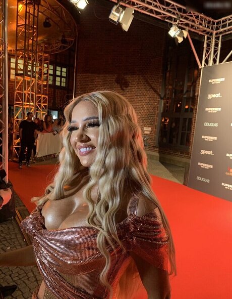 黒檀ペッギングオンリーファンズ ポルノ 写真