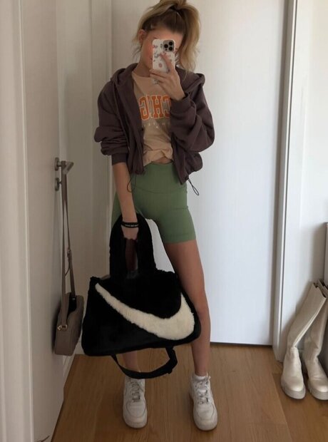 曲線美のランジェリーオンリーファンズ アートポルノ 写真