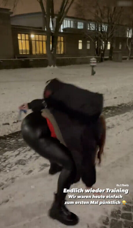 曲線美のブロンドオンリーファンズ アダルト無料 写真