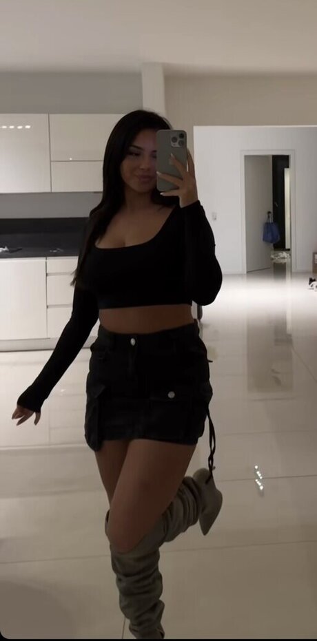 Jasmin Azizam ポルノモデル 画像