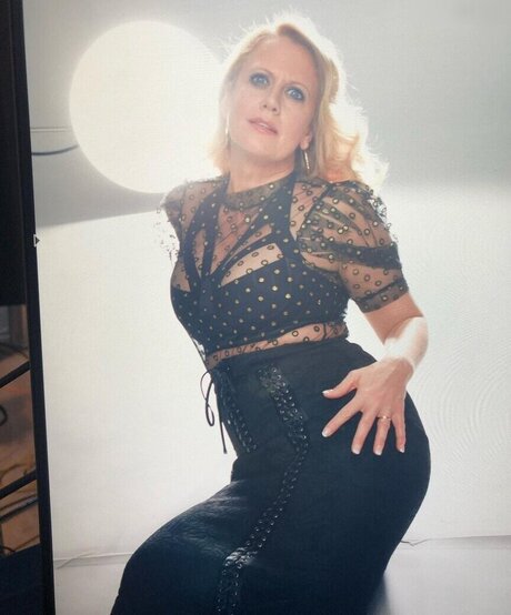 40歳のオンリーファンズ セクシー裸 写真