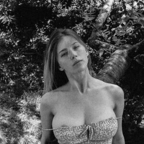 曲線美のランジェリーオンリーファンズ ホットセクシー 写真