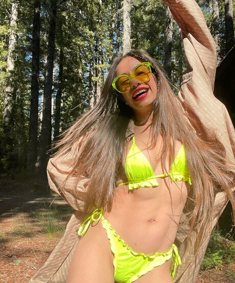 アウトドア 熟女 オンリーファンズ えろ 写真