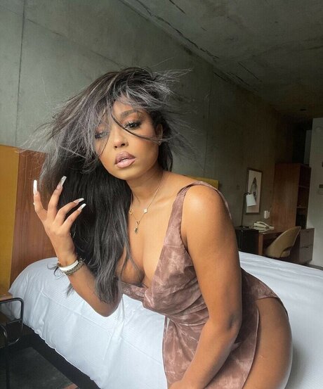 パイズリ オンリーファンズ セクシーヌード 画像