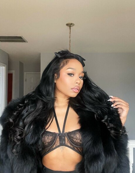 Trapezoidmouth 完璧なモデル 画像