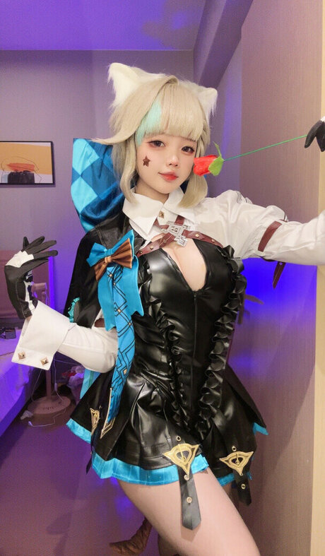 曲線美のブロンドオンリーファンズ エロチック 写真