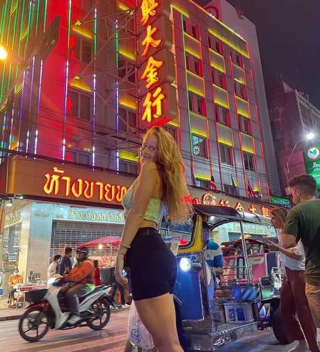 曲線美の女の子オンリーファンズ 無料 画像